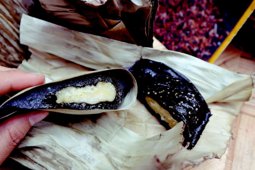 Bánh dẻo, thơm mùi lá gai, nhân đậu xanh